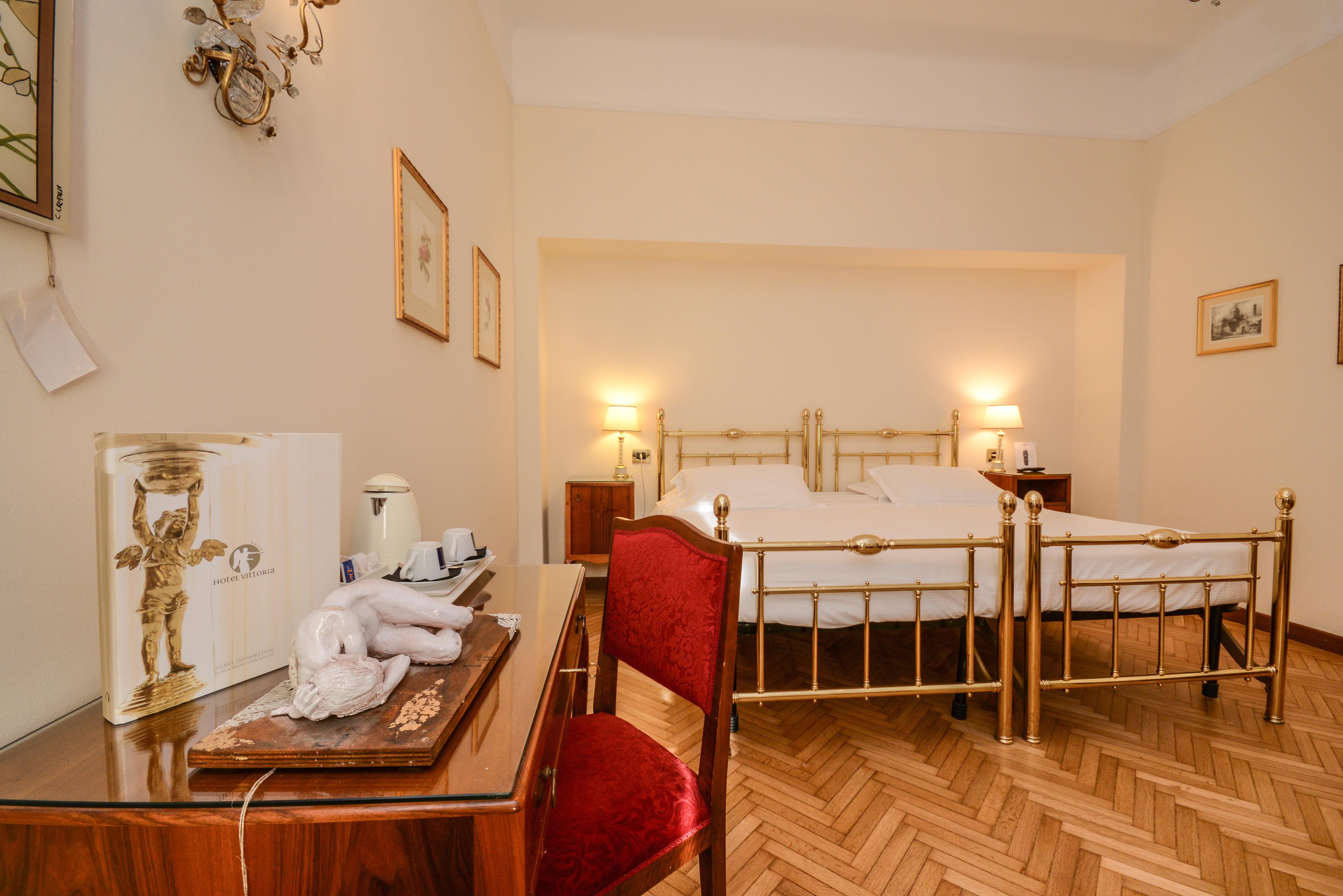 Hotel Vittoria Brescia Exterior foto A room at the hotel