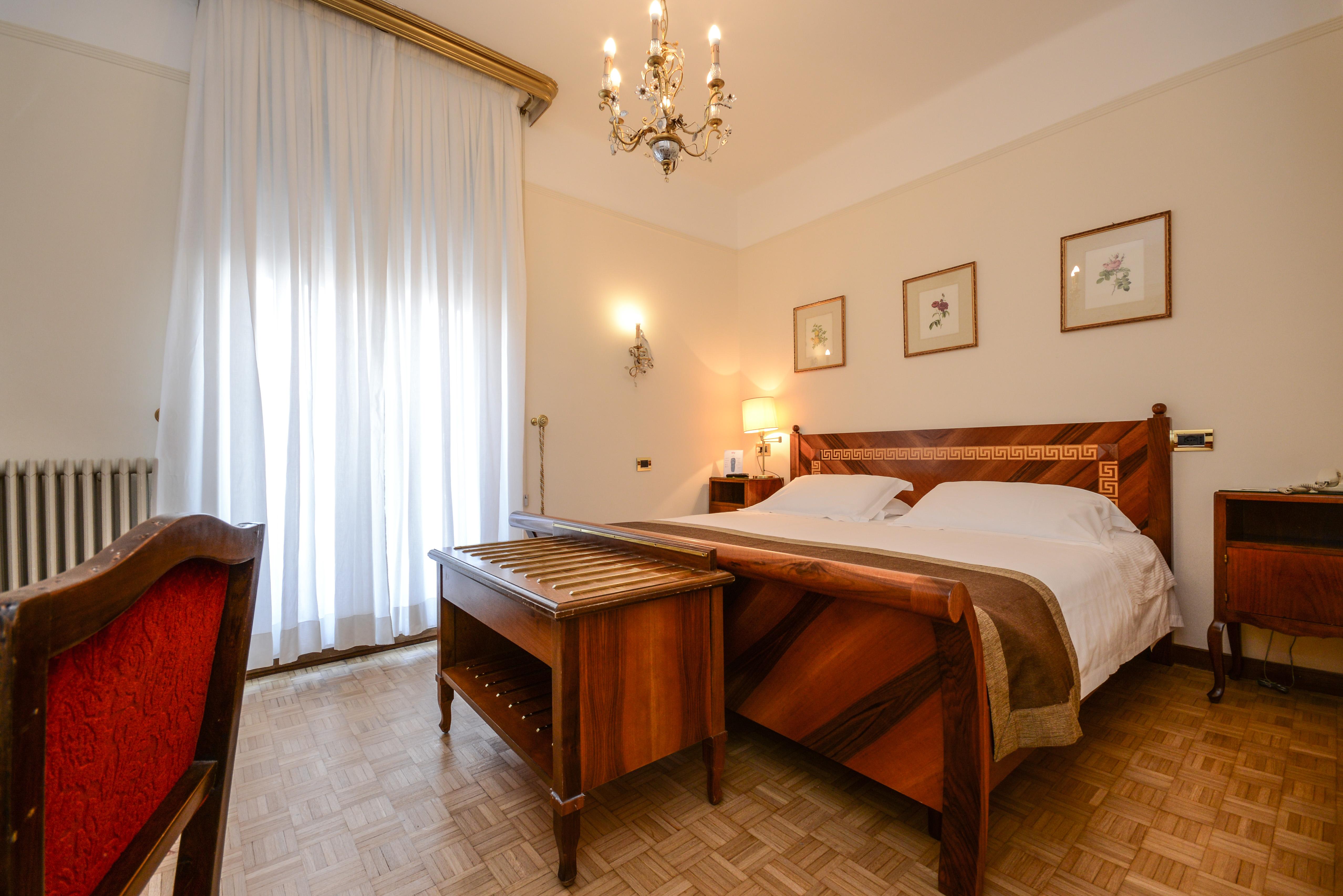 Hotel Vittoria Brescia Exterior foto A room at the hotel