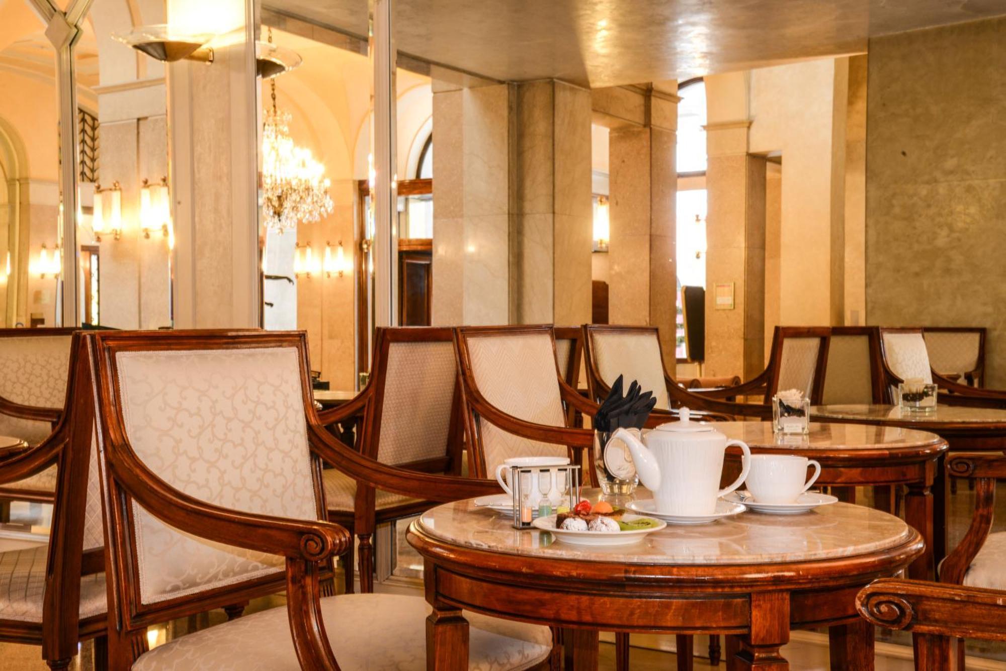 Hotel Vittoria Brescia Exterior foto The lobby