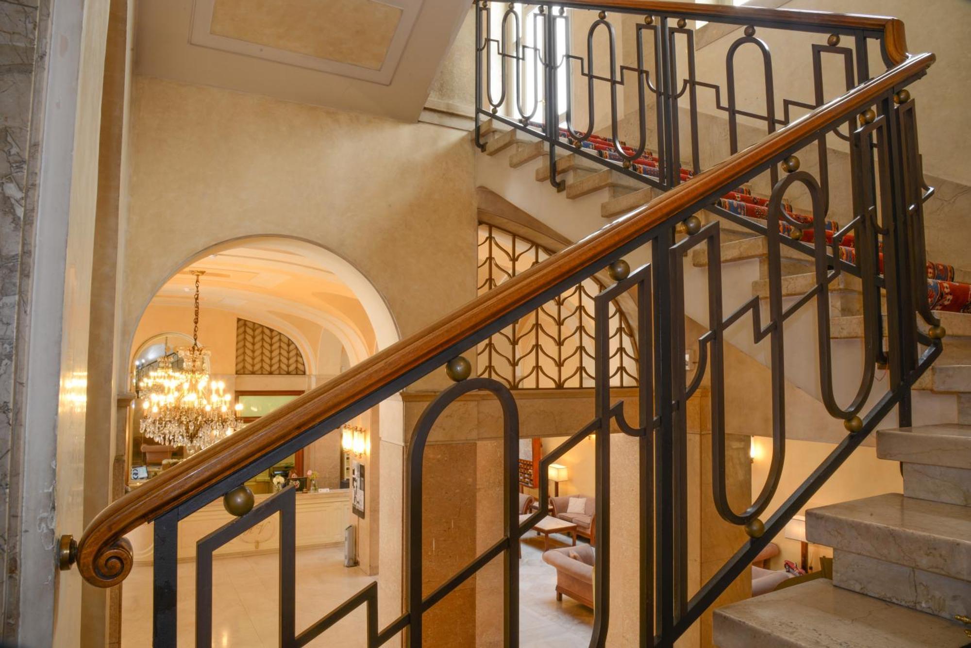 Hotel Vittoria Brescia Exterior foto A handrail
