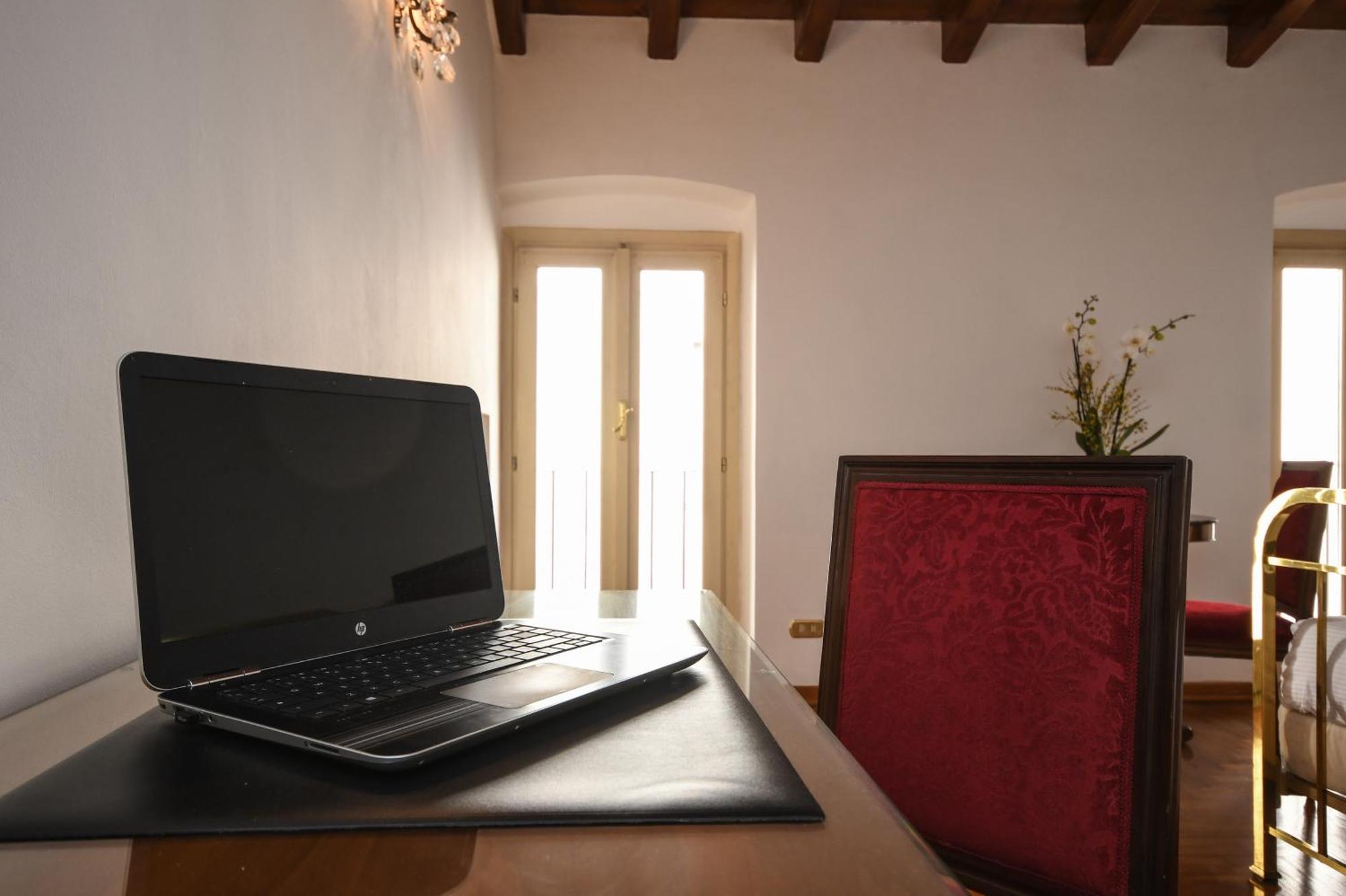 Hotel Vittoria Brescia Exterior foto A laptop on a desk