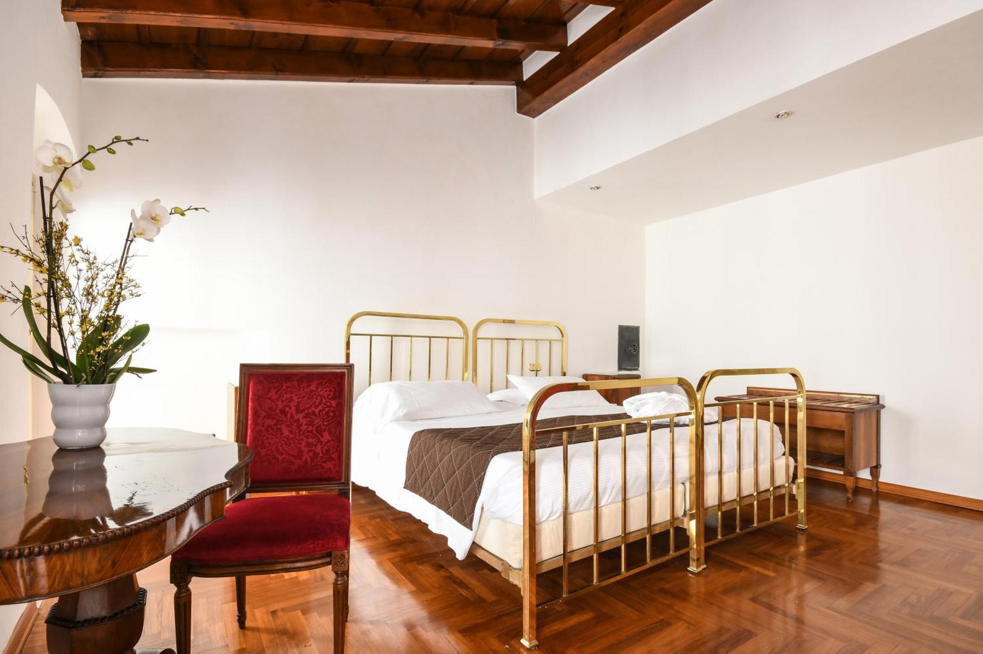 Hotel Vittoria Brescia Exterior foto A room at the hotel